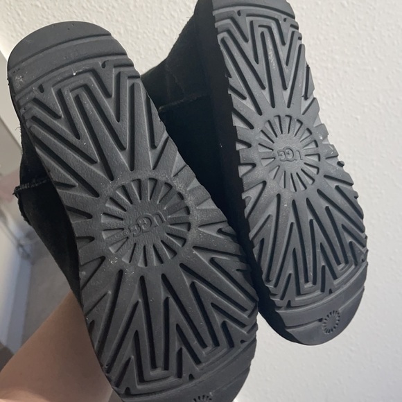 Black short Ugg’s - Picture 5 of 5